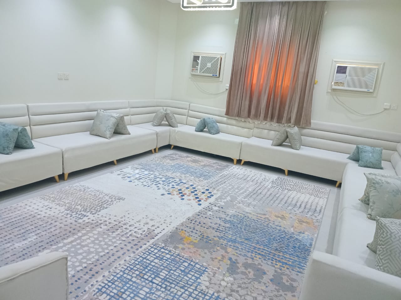 كيفية إزالة البقع الصعبة من المجالس والفرشات – حلول سريعة وطرق مجربة